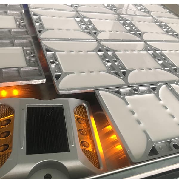 <h3>Amber Solar Powered Stud Light For Motorway In Korea</h3>
